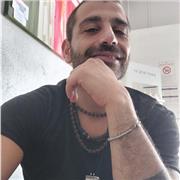 Docente di spagnolo impartisce lezione di grammatica spagnola a ragazzi delle medie